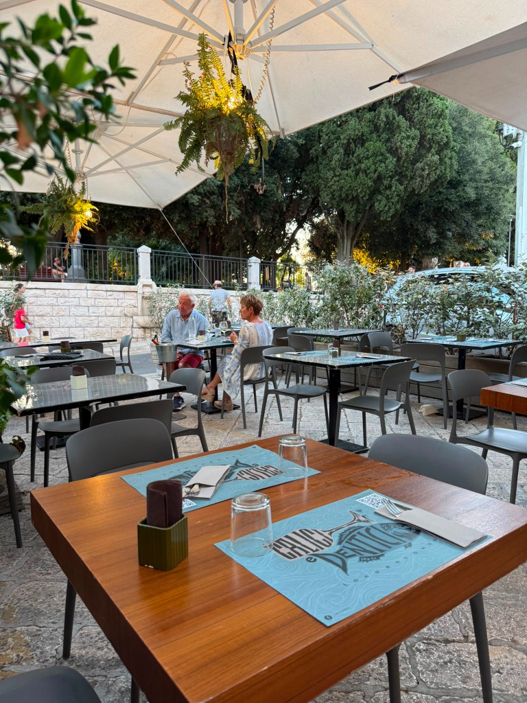 Tavolo apparecchiato al ristorante di pesce a Locorotondo