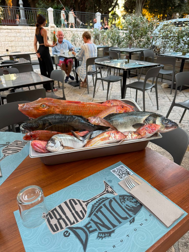 Dehors del ristorante a Locorotondo Calici e Dentici, tavolo apparecchiato