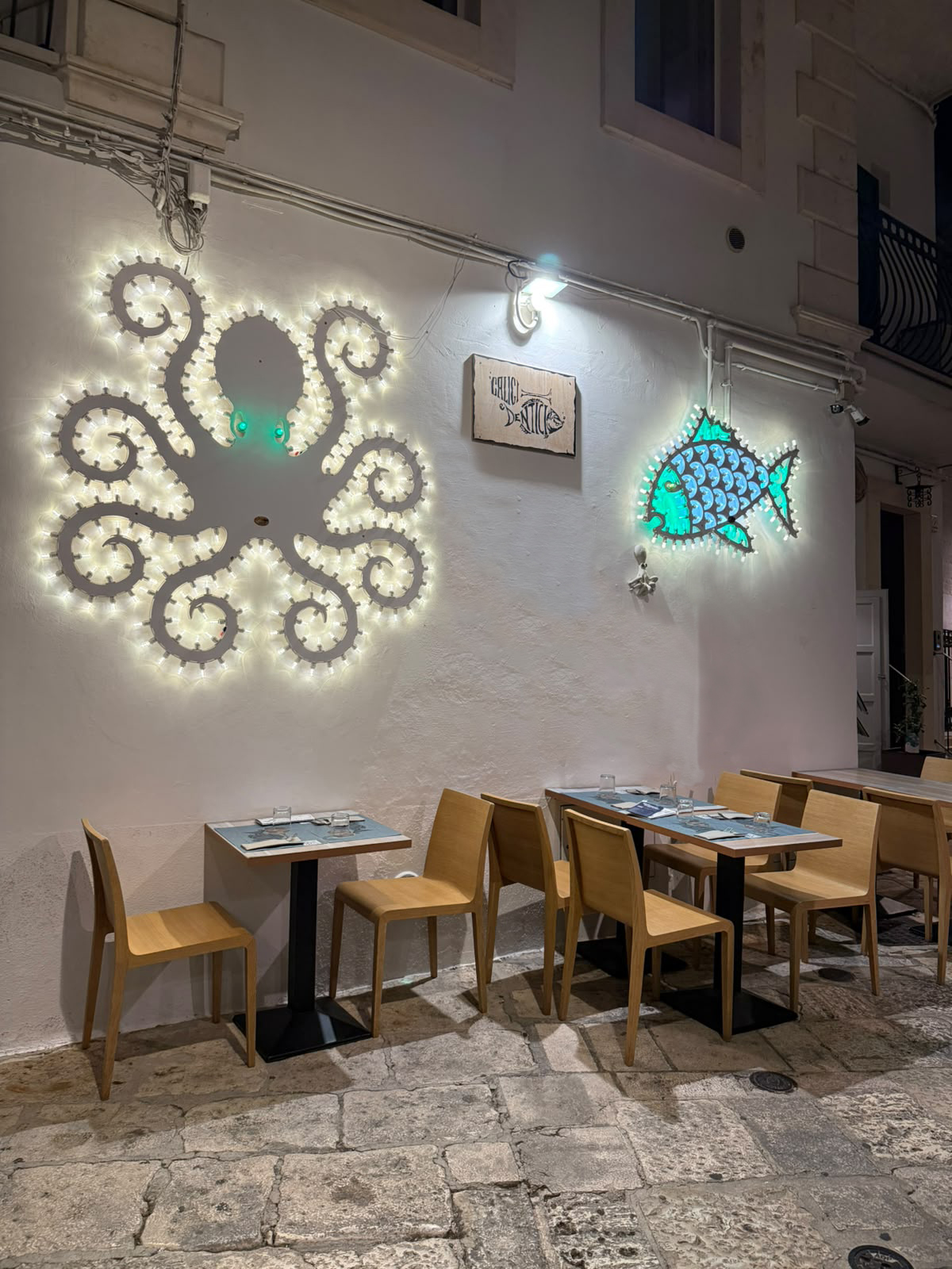 Esterno del ristorante a Locorotondo Calici e Dentici