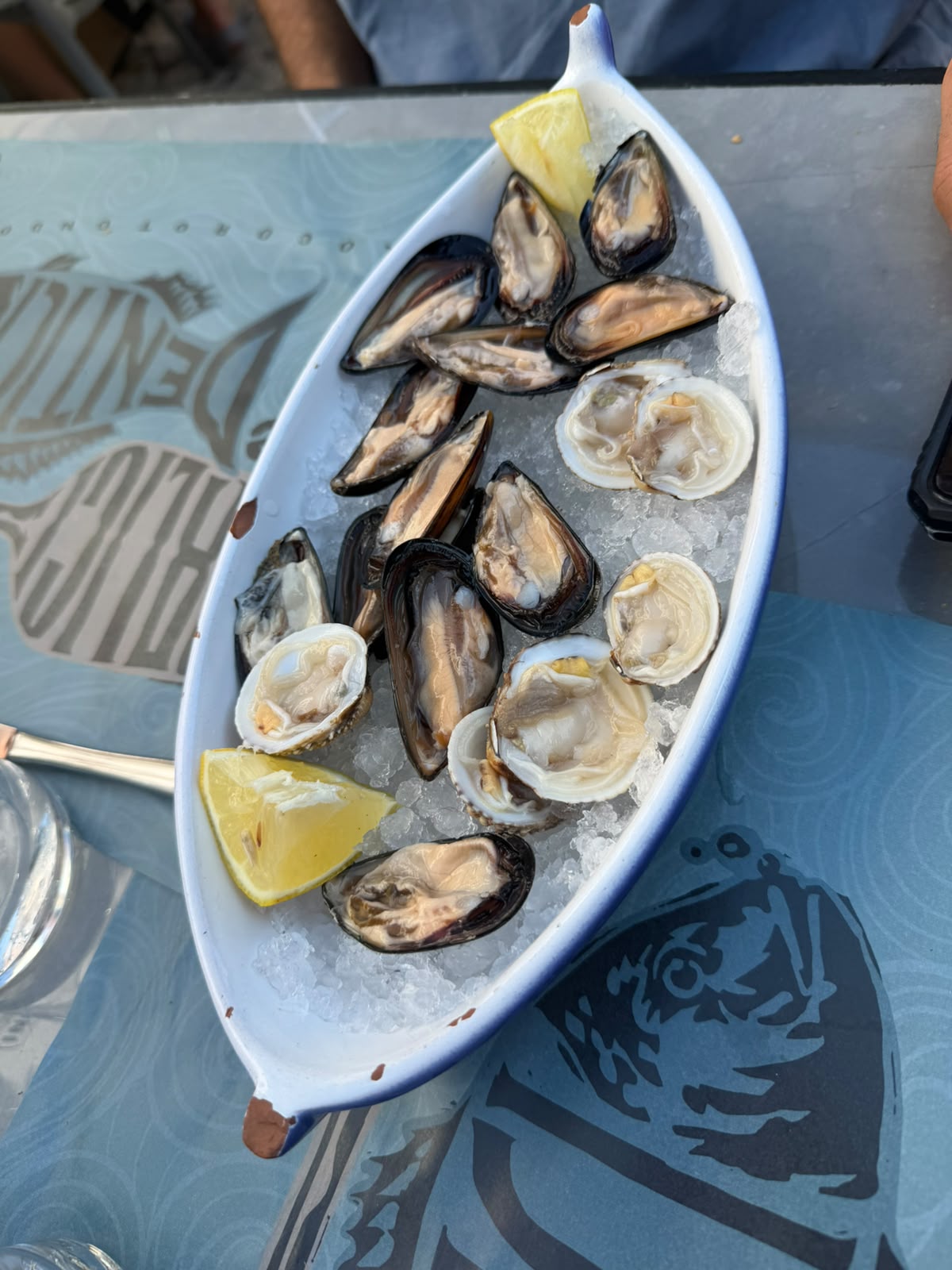 Ostriche e cozze fresche su ghiaccio al ristorante a Locorotondo